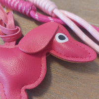 Détail bijou de sac Bill - mousqueton cœur porte-clés teckel charm sur Carry le Rouet