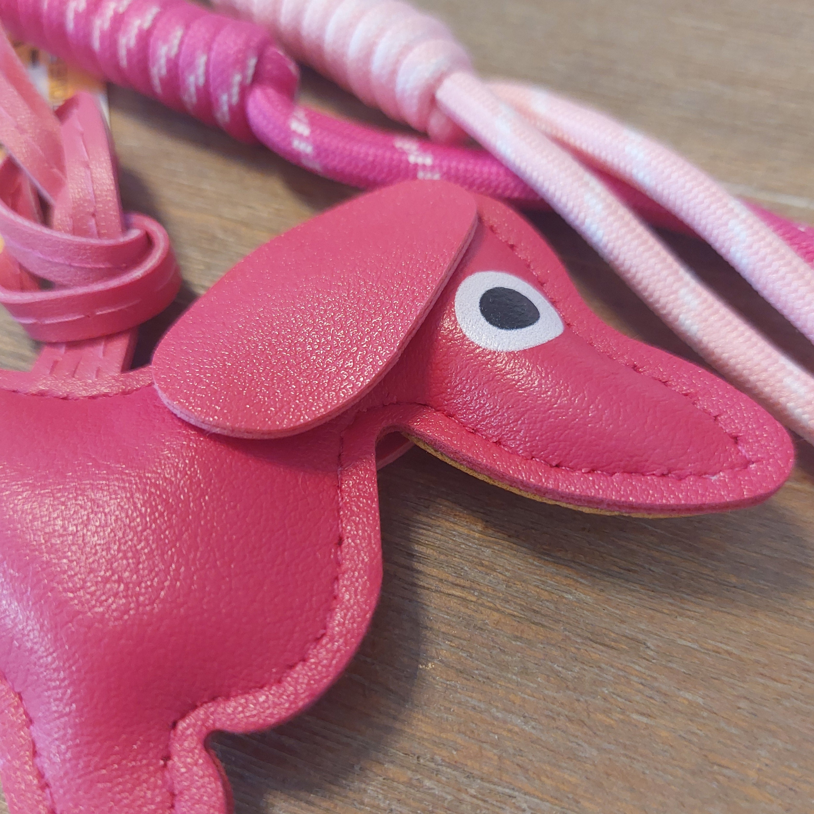 Détail bijou de sac Bill - mousqueton cœur porte-clés teckel charm sur Carry le Rouet