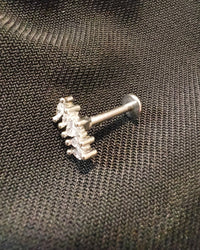 Piercing tragus Fresno argenté – tige droite acier inoxydable avec couronne zircons marquise cristal, vue détail fond tissu
