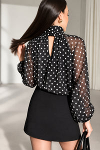 Blouse mousseline à pois Julia noire portée de dos, col lavallière noué, made in Italy
