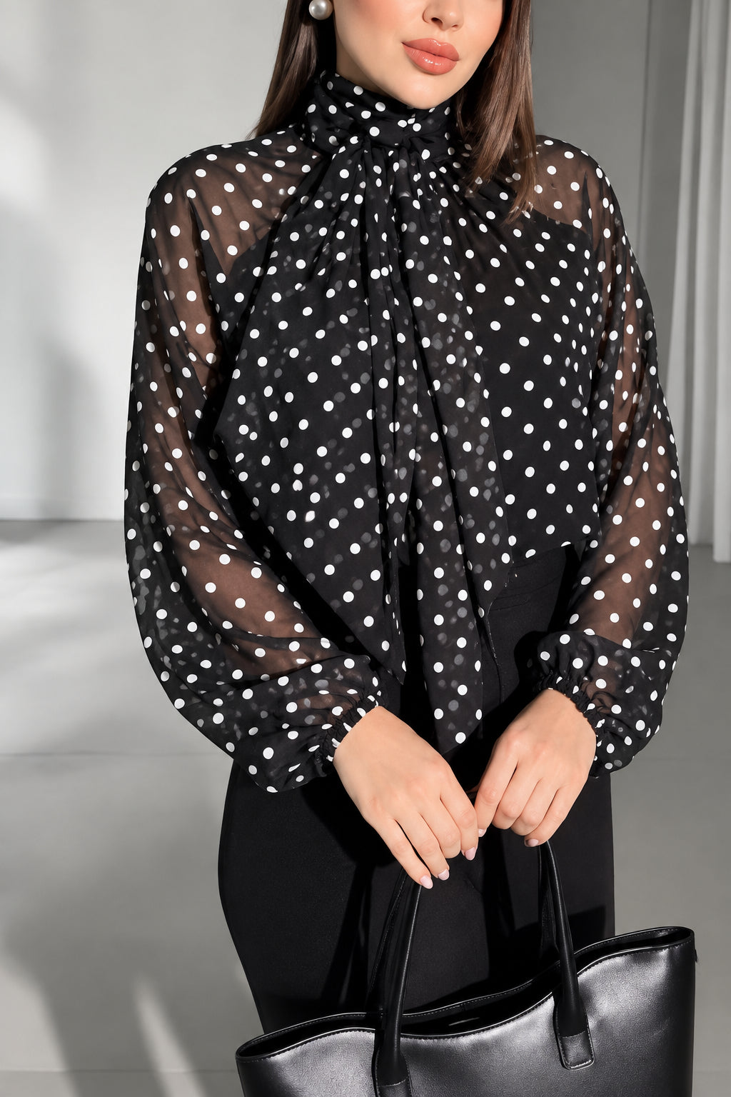 Blouse mousseline à pois Julia noire portée de face, col lavallière, manches raglan transparentes
