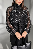 Blouse mousseline à pois Julia noire portée de face, col lavallière, manches raglan transparentes
