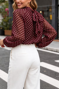 Blouse mousseline à pois Julia bordeaux portée de dos, col lavallière noué, made in Italy

