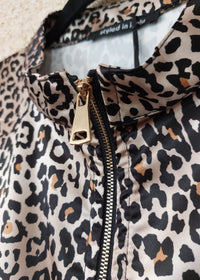 Détail du zip du blouson satiné léopard Leane
