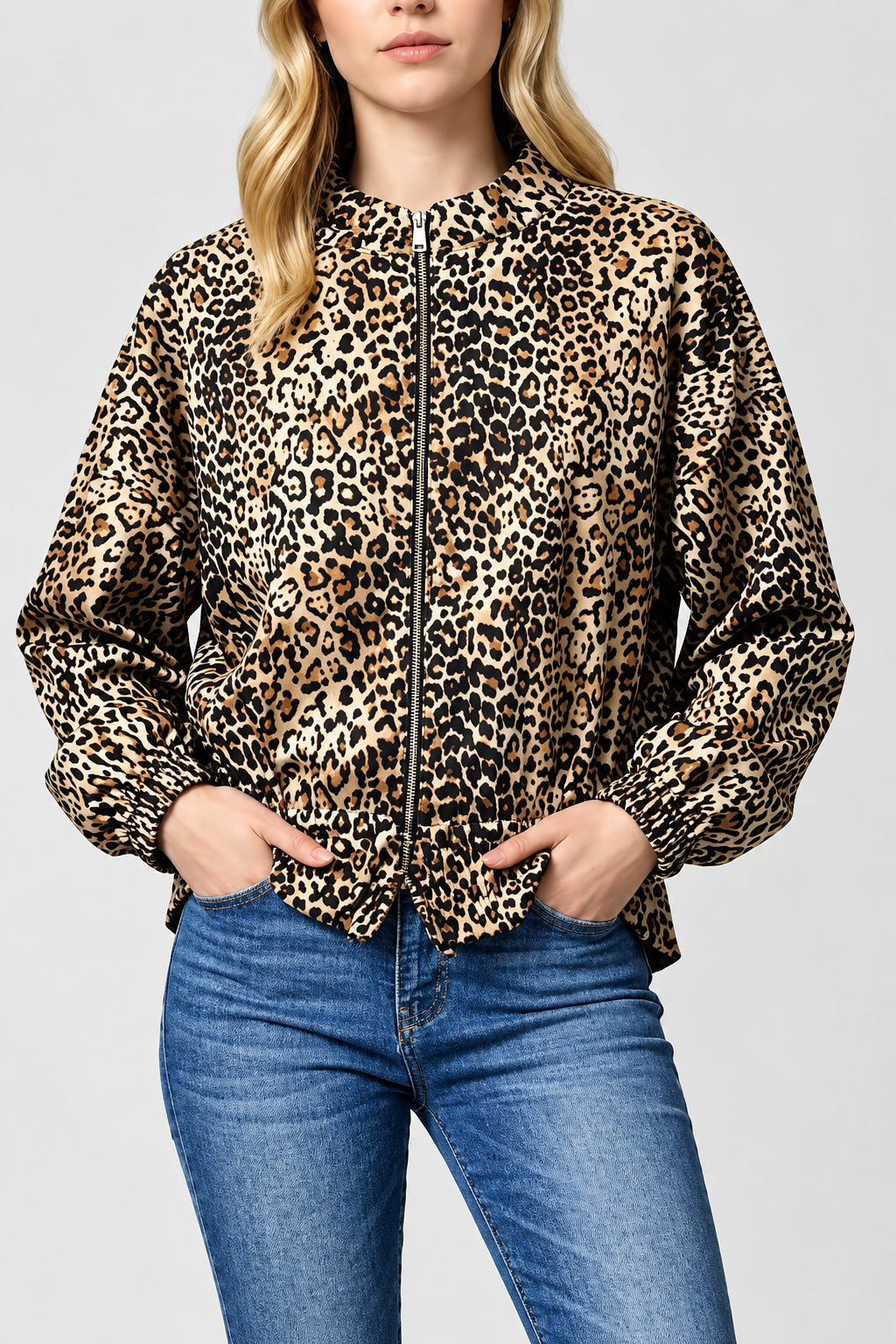 Blouson satiné léopard Leane porté, coupe ample et col montant
