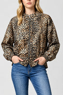 Blouson satiné léopard Leane porté, coupe ample et col montant
