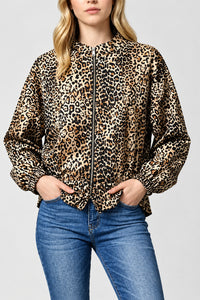 Blouson satiné léopard Leane porté, coupe ample et col montant
