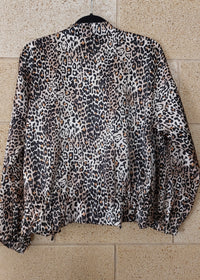 Détail du zip du blouson satiné léopard Leane
