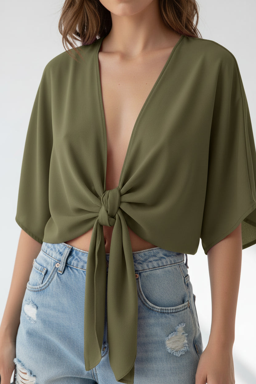 Boléro kimono court Jo kaki porté noué sur un jean — col V plongeant, manches chauve-souris évasées, polyester fluide, taille unique 36/44, Made in Italy — ineva
