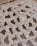 Gros plan texture crochet Bonnet Pargas ecru – maille fantaisie ajourée avec sequins transparents irisés, 100% coton

