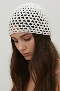 Bonnet crochet Pargas ecru porté par une jeune femme – maille ajourée avec sequins transparents, style bohème chic
