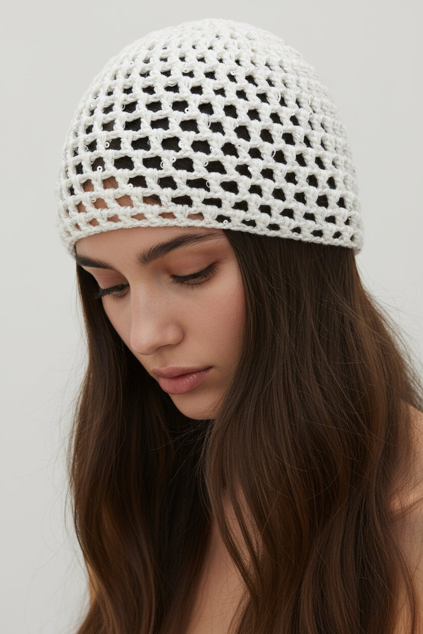 Bonnet crochet Pargas ecru porté par une jeune femme – maille ajourée avec sequins transparents, style bohème chic

