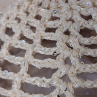 Détail maille crochet Bonnet Pargas ecru à plat – point ajouré coton avec sequins nacrés intégrés
