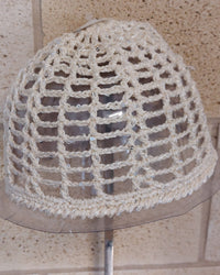 Bonnet crochet Pargas ecru sur présentoir – vue de profil, maille ajourée sequins, forme ajustée ras du crâne
