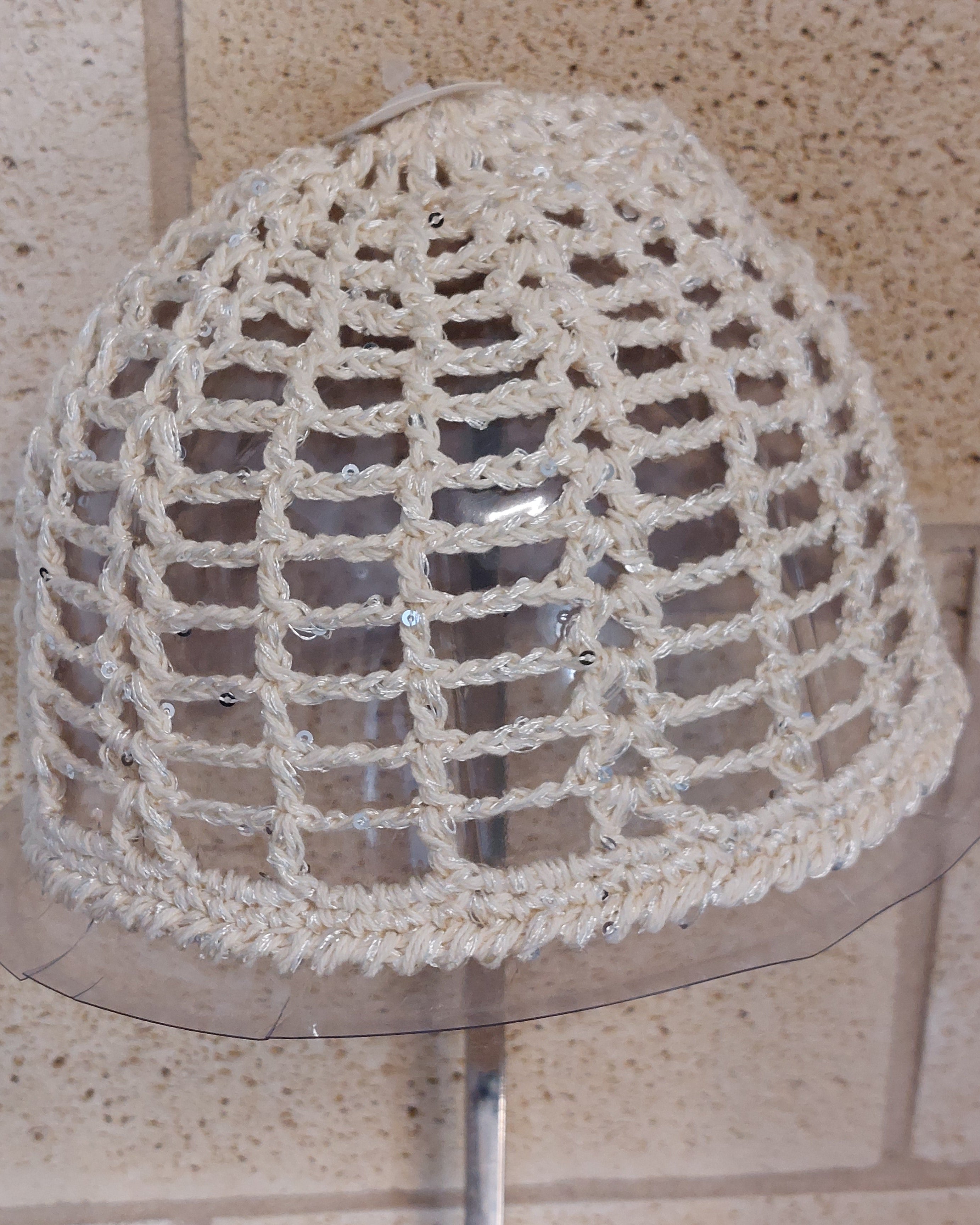 Bonnet crochet Pargas ecru sur présentoir – vue de profil, maille ajourée sequins, forme ajustée ras du crâne

