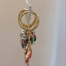 Boucles d’oreilles Soweto vues de côté créoles acier doré avec breloques papillons et cerises