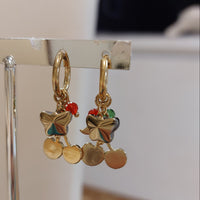 Boucles d’oreilles Soweto vues de dos créoles dorées avec breloques multiples
