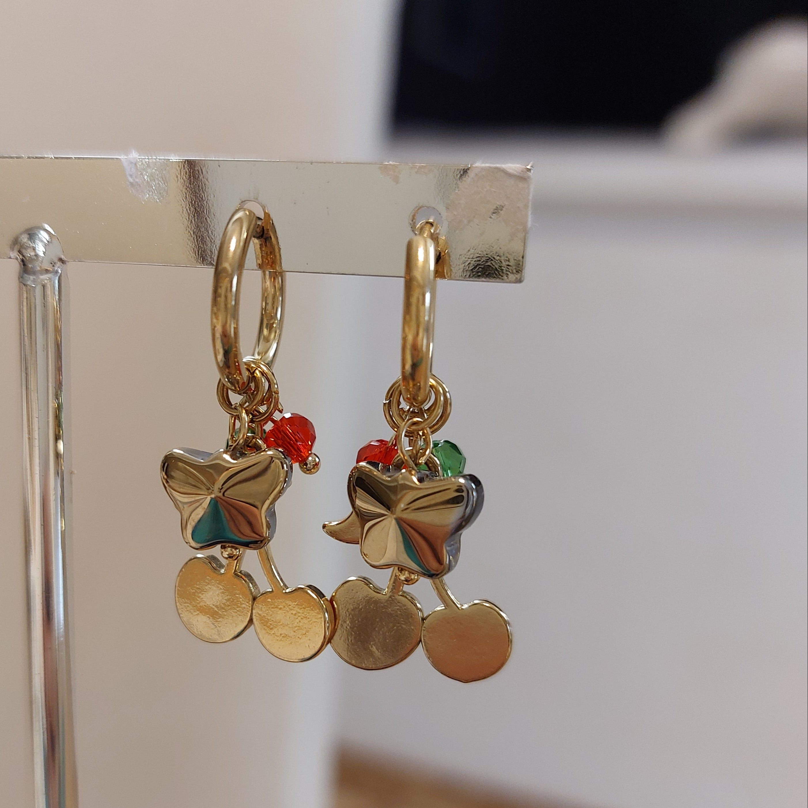 Boucles d’oreilles Soweto vues de dos créoles dorées avec breloques multiples