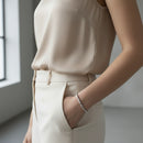 Bracelet argent 925 Raïpur avec cubes cabossés portés au poignet femme

