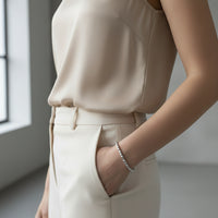 Bracelet argent 925 Raïpur avec cubes cabossés portés au poignet femme

