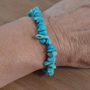 bracelet élastiqué de pierres semi-précieuses en turquoise elles sont de formes différentes sur carry le rouet
