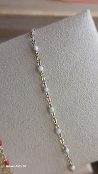 bracelet sur Sausset les pins en chaine doré avec petites perles blanches