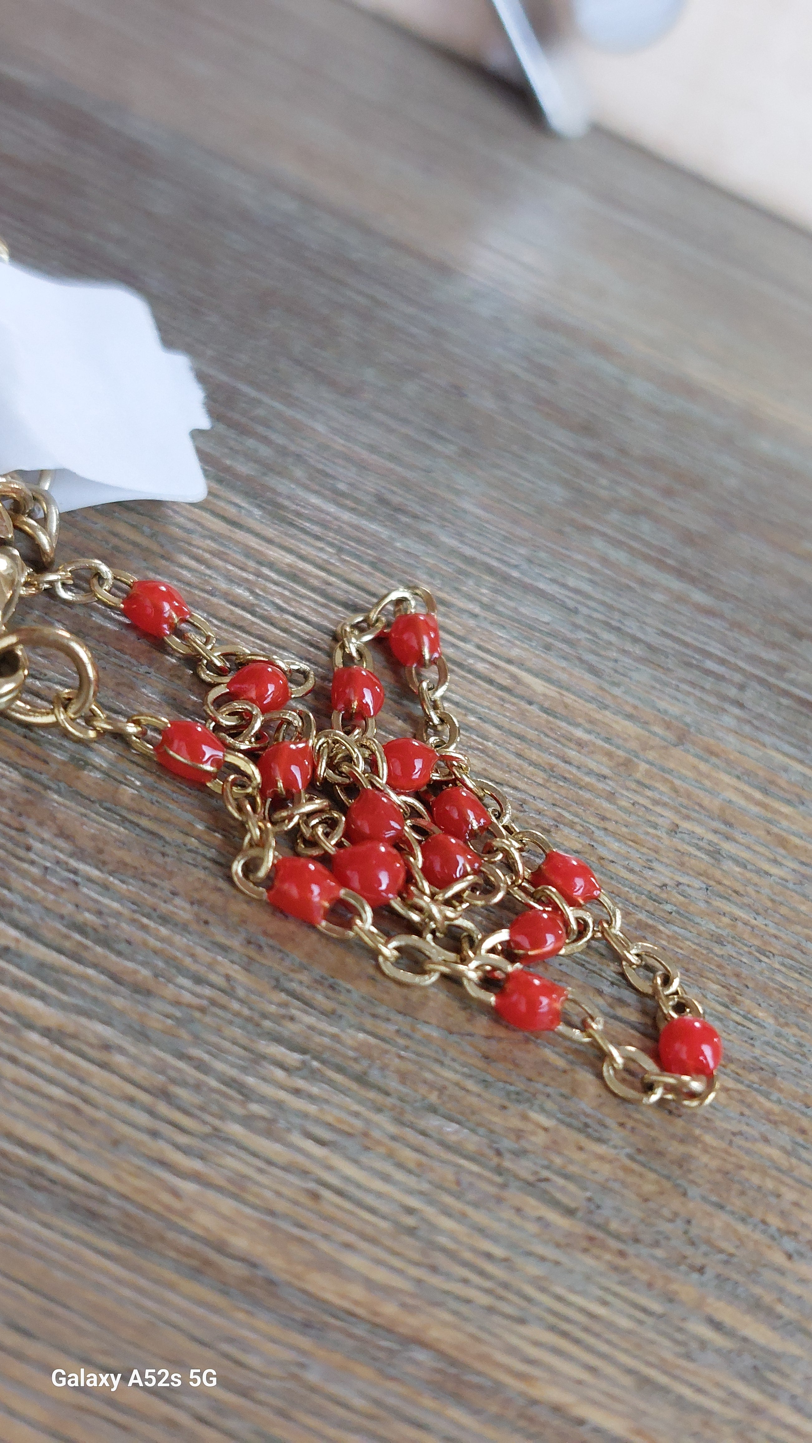 bracelet en chaine doré avec pastilles de couleurs rouges sur carry-le-rouet