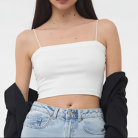 Brassière Achilla blanche portée – bretelles fines poitrine formée, extensible, sport et superposition