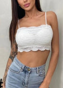 Brassière en dentelle Adila blanche portée, bretelles fines
