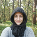 Cagoule Praloup noire portée de face - maille chaude et confort optimal made in Italy
