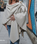 Cape Edwige femme élégante avec broche dorée amovible - Vue de face
