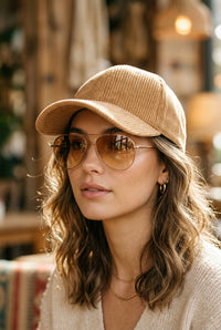 Casquette Dallas camel en velours côtelé portée, forme baseball
