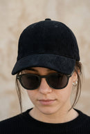 Casquette Dallas noire en velours côtelé portée, forme baseball
