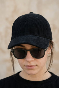 Casquette Dallas noire en velours côtelé portée, forme baseball
