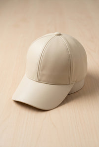 Casquette baseball Oz crème en simili cuir, vue de trois quarts avec visière courbée
