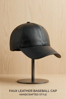 Casquette Oz noire en simili cuir, présentée de trois quarts sur un support
