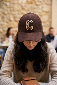 Casquette San Diego choco en velours côtelé, portée de face avec lettre C à motif léopard
