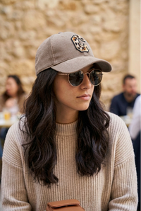 Casquette San Diego taupe en velours côtelé, portée de trois quarts avec lettre C à motif léopard
