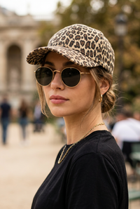 Casquette léopard Vega en coton, portée de trois quarts avec des lunettes de soleil
