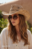 Chapeau cowboy tressé ajouré Billings Modèle 1 porté par une jeune femme aux cheveux longs et lunettes de soleil — style bohème chic été — ineva
