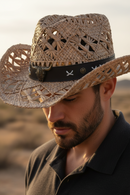 Chapeau cowboy tressé ajouré Billings Modèle 9 porté par un jeune homme barbe de 3 jours — galon faux cuir noir tête de buffle bronze, style western unisexe — ineva
