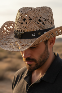 Chapeau cowboy tressé ajouré Billings Modèle 9 porté par un jeune homme barbe de 3 jours — galon faux cuir noir tête de buffle bronze, style western unisexe — ineva
