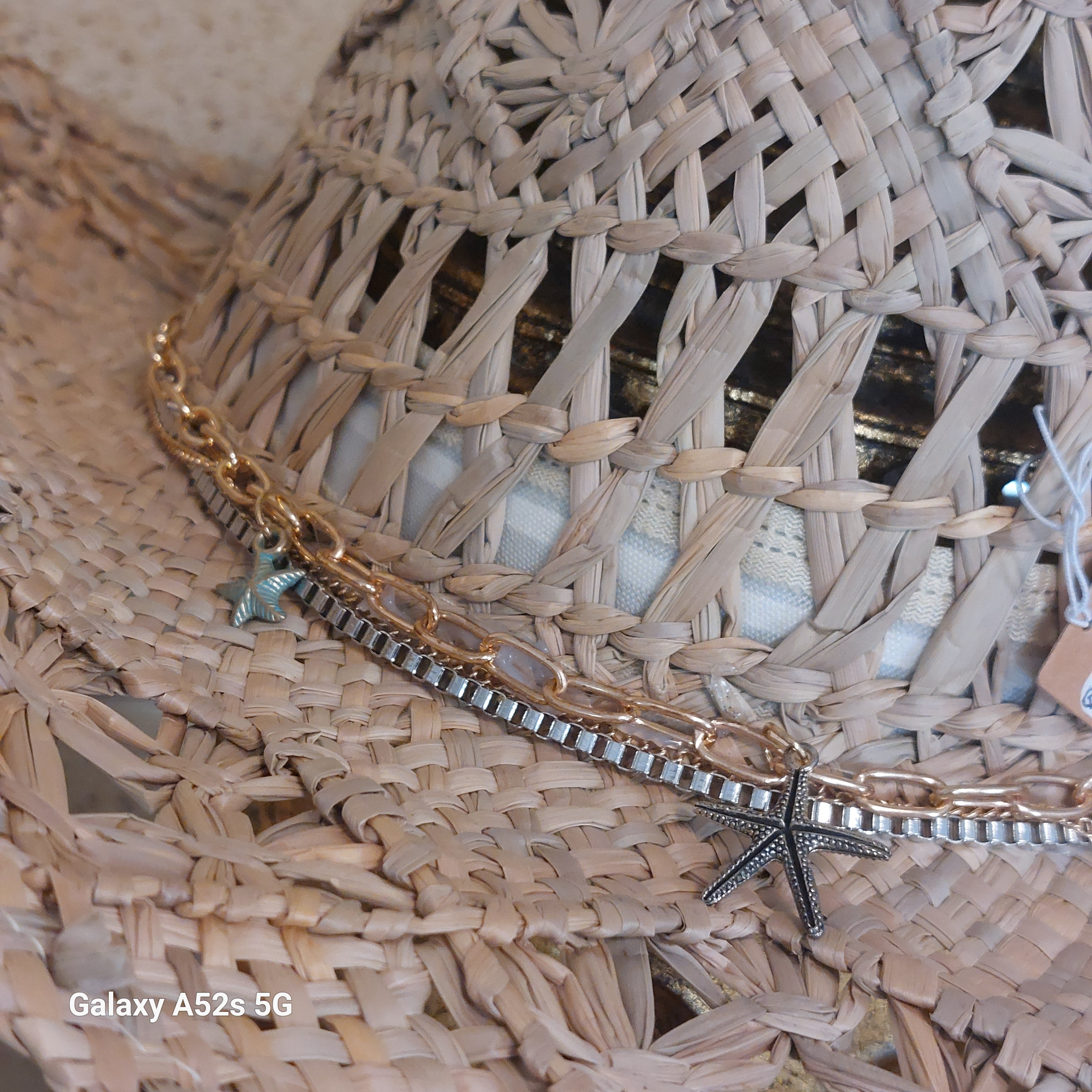 Détail décor Chapeau Billings Modèle 1 — chaînettes dorées et perles turquoise sur chapeau cowboy tressé ajouré — ineva

