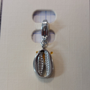 charm ou breloque avec un petit fermoir pour ajouter à un collier où à un bracelet en accumulation personnalisé. il represente un coqillage en acier inoxydable sur sausset les pins