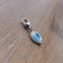 charm ou breloque avec un petit fermoir pour ajouter à un collier où à un bracelet en accumulation personnalisé. il represente un oeil de Ste lucie blanc et bleu  en acier inoxydable sur marignane