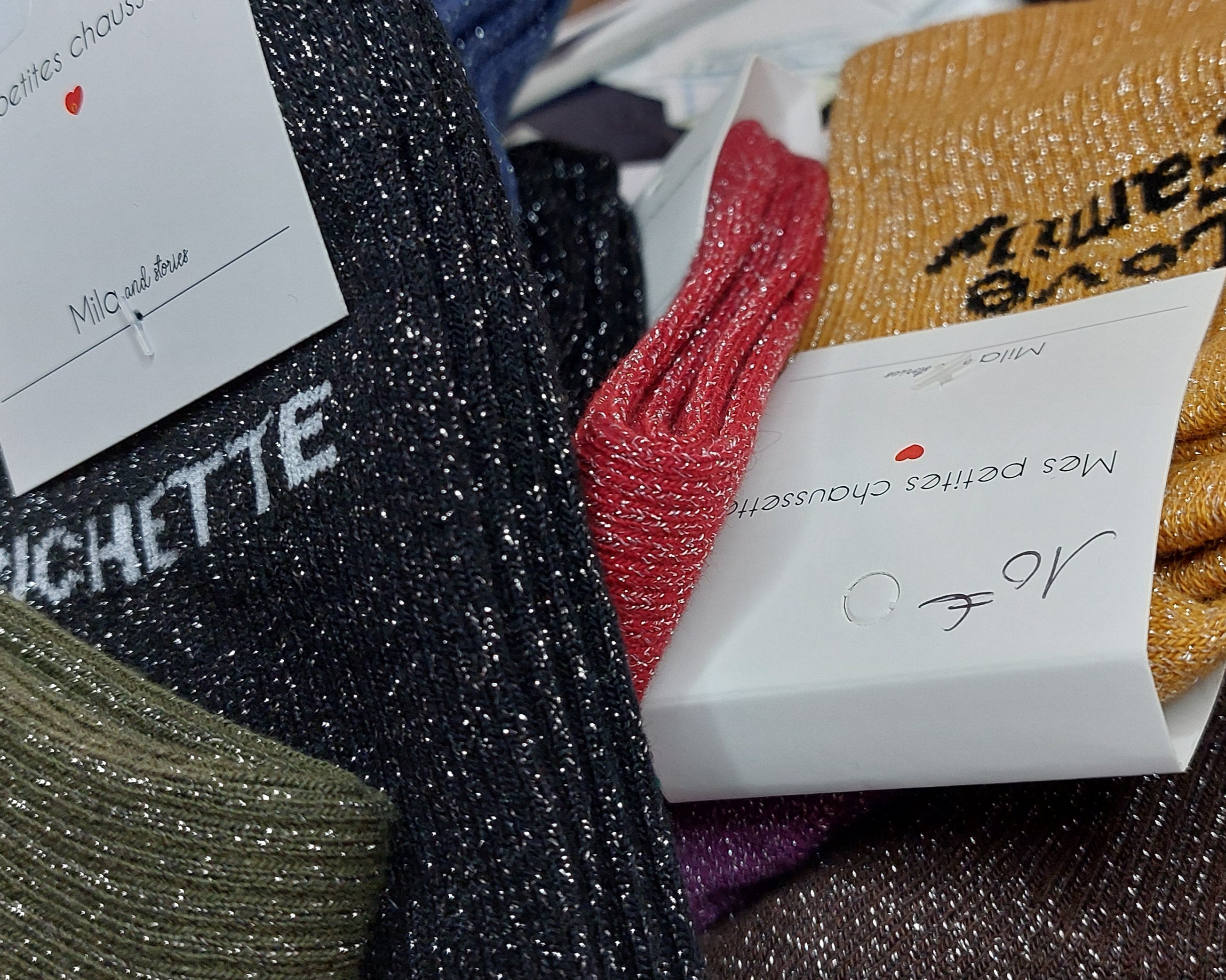 chaussettes à paillettes et messages sur carry-le-rouet