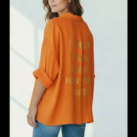 Dos chemise Cosma orange inscriptions dorées villes mythiques voile coton - ineva