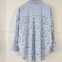Chemise elina coupe droite manches longues au niveau des cuisses et arrondie sur les côtés.  Elle est en popeline de coton imprimé petite fleur bleu ciel et beige sur fond blanc. Vue de dos dont le haut est en jean clair le col la couture boutonnée et les poignées sont aussi en jeans clair. Habillé du 36 au 42 sur Carry le rouet