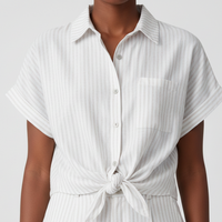Femme portant la chemise Maelle beige nouée look estival chic - ineva