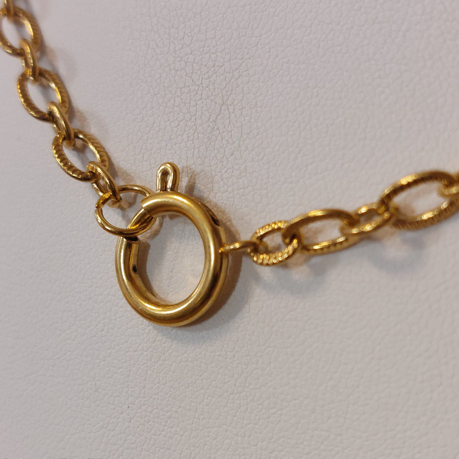 Collier Dalat Chaîne Maillons Martelés - Acier Inoxydable Doré avec Fermoir à Charms